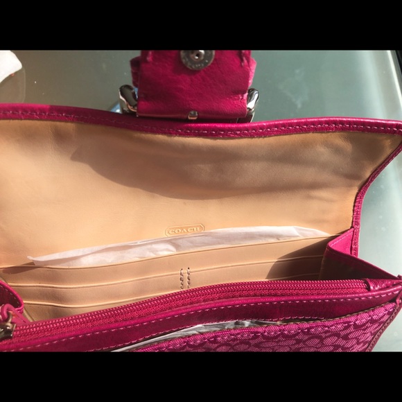 NWT Coach Raspberry Wallet Wristlet - Picture 3 of 4